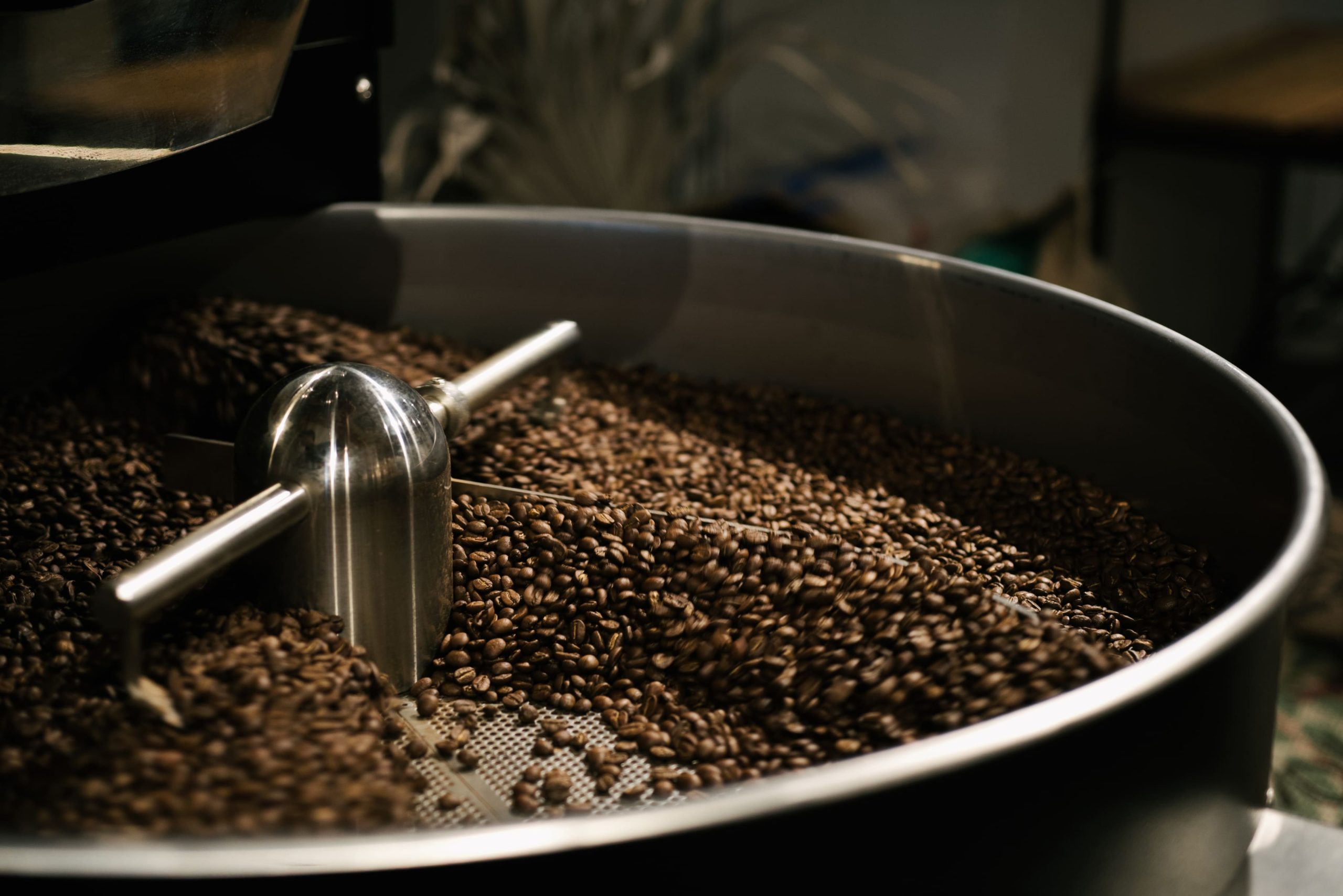 厳選されたコーヒー豆の焙煎写真